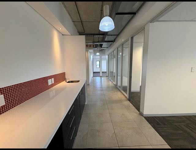 585M² OFFICE TO LET IN VORNA VALLEY